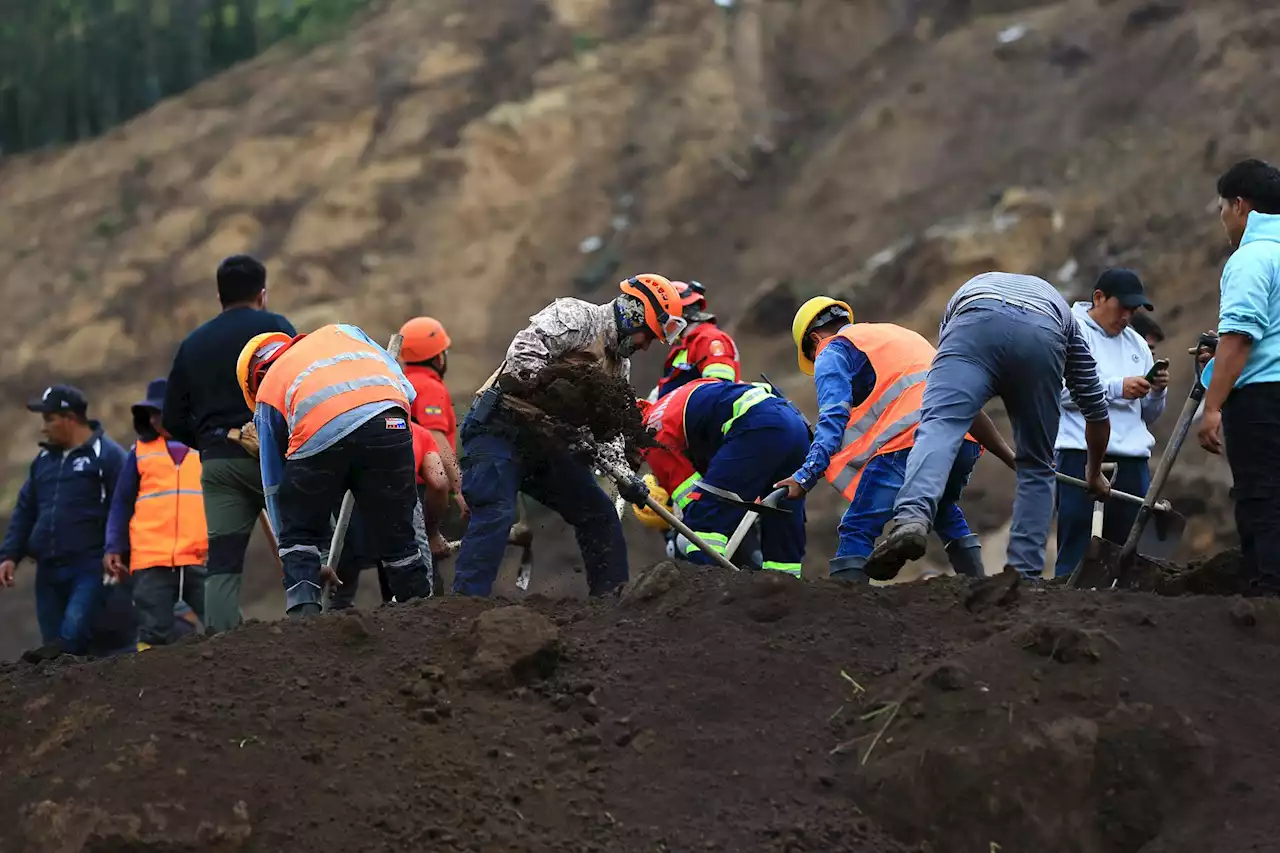 Suben a 12 los fallecidos y a 67 los desaparecidos por gran alud en Ecuador