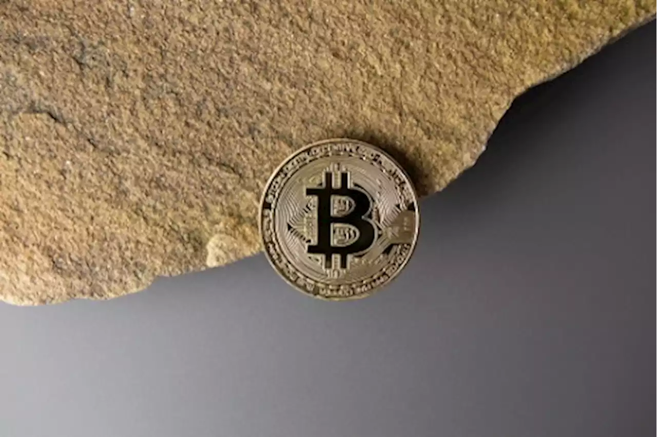 Bitcoin price 'sits on the edge of a cliff' at $27,400