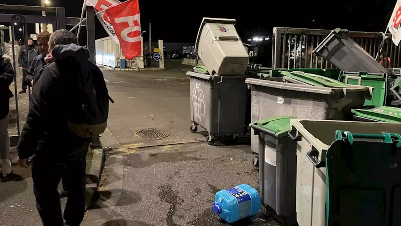 Réforme des retraites : à Toulouse, les éboueurs bloquent deux dépôts