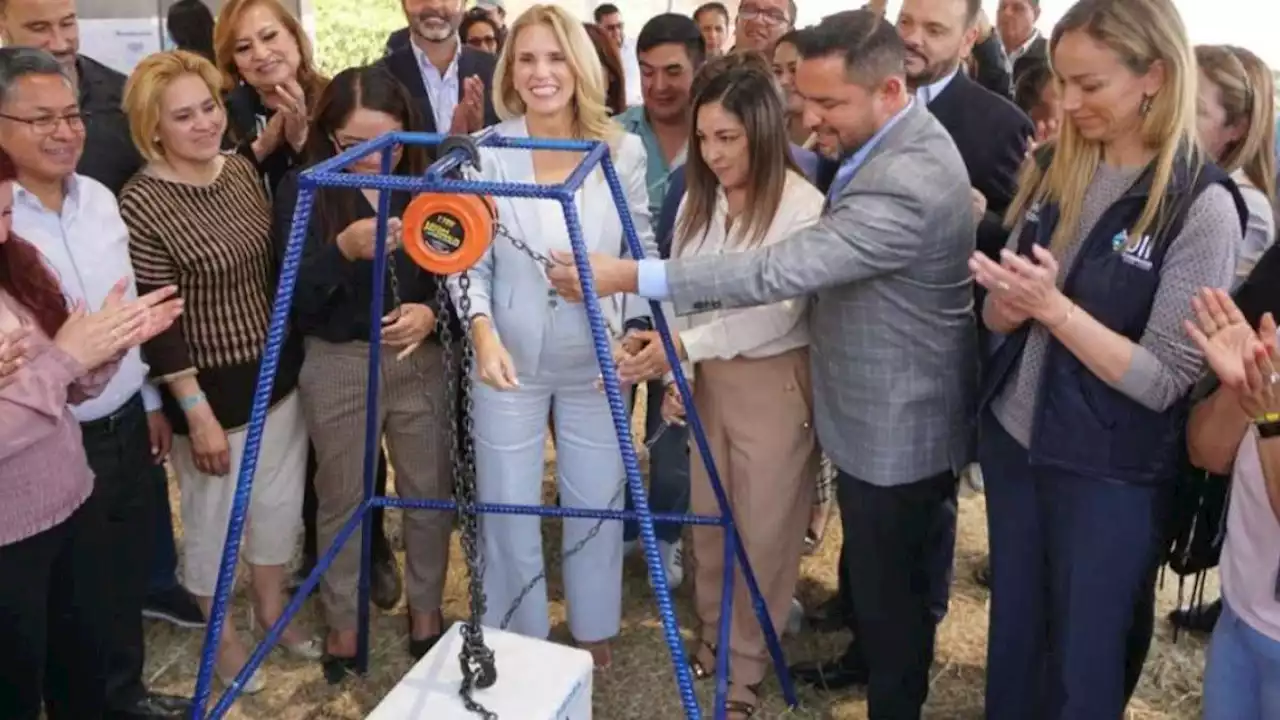 Huixquilucan coloca primera piedra de una alberca en Magdalena Chichicaspa