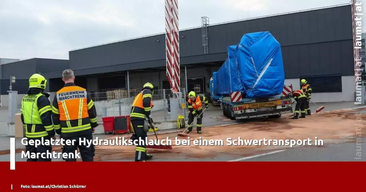 Geplatzter Hydraulikschlauch bei einem Schwertransport in Marchtrenk | laumat|at