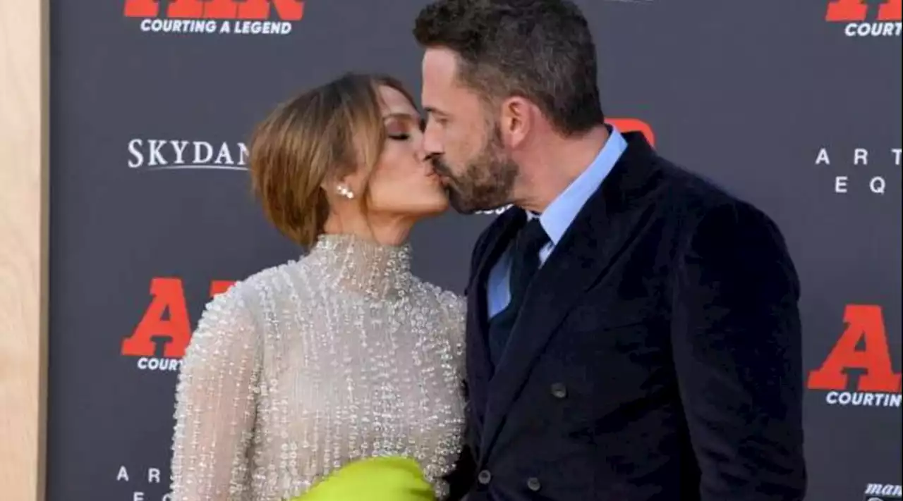 Jennifer Lopez e Ben Affleck, baci e sguardi innamorati sul red carpet per la prima di 'Air'