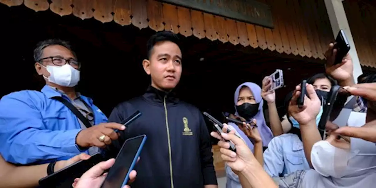 Semangati Erick Thohir yang Bertemu FIFA, Gibran Kenakan Jaket Piala Dunia | merdeka.com