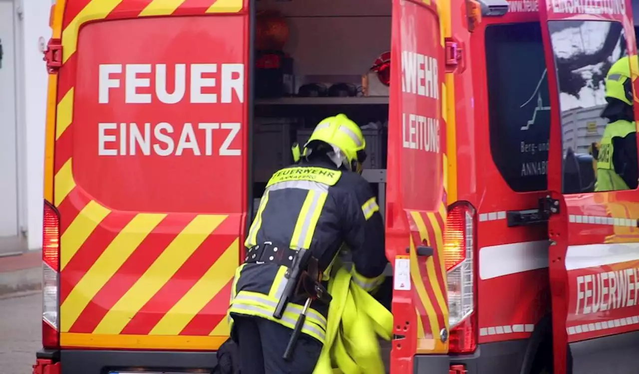 Bewohner verletzt: Feuerwehr hat schlimmen Verdacht – Evakuierung!