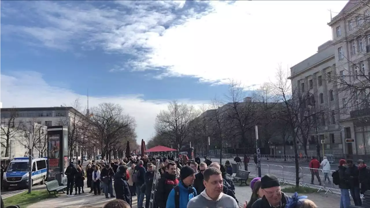 König Charles in Berlin: Fans stehen Schlange am Brandenburger Tor