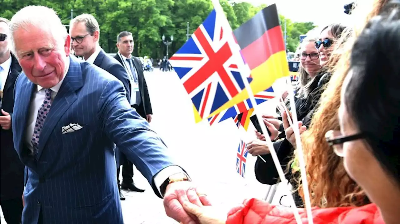 Stundenlanges Warten auf König Charles am Brandenburger Tor