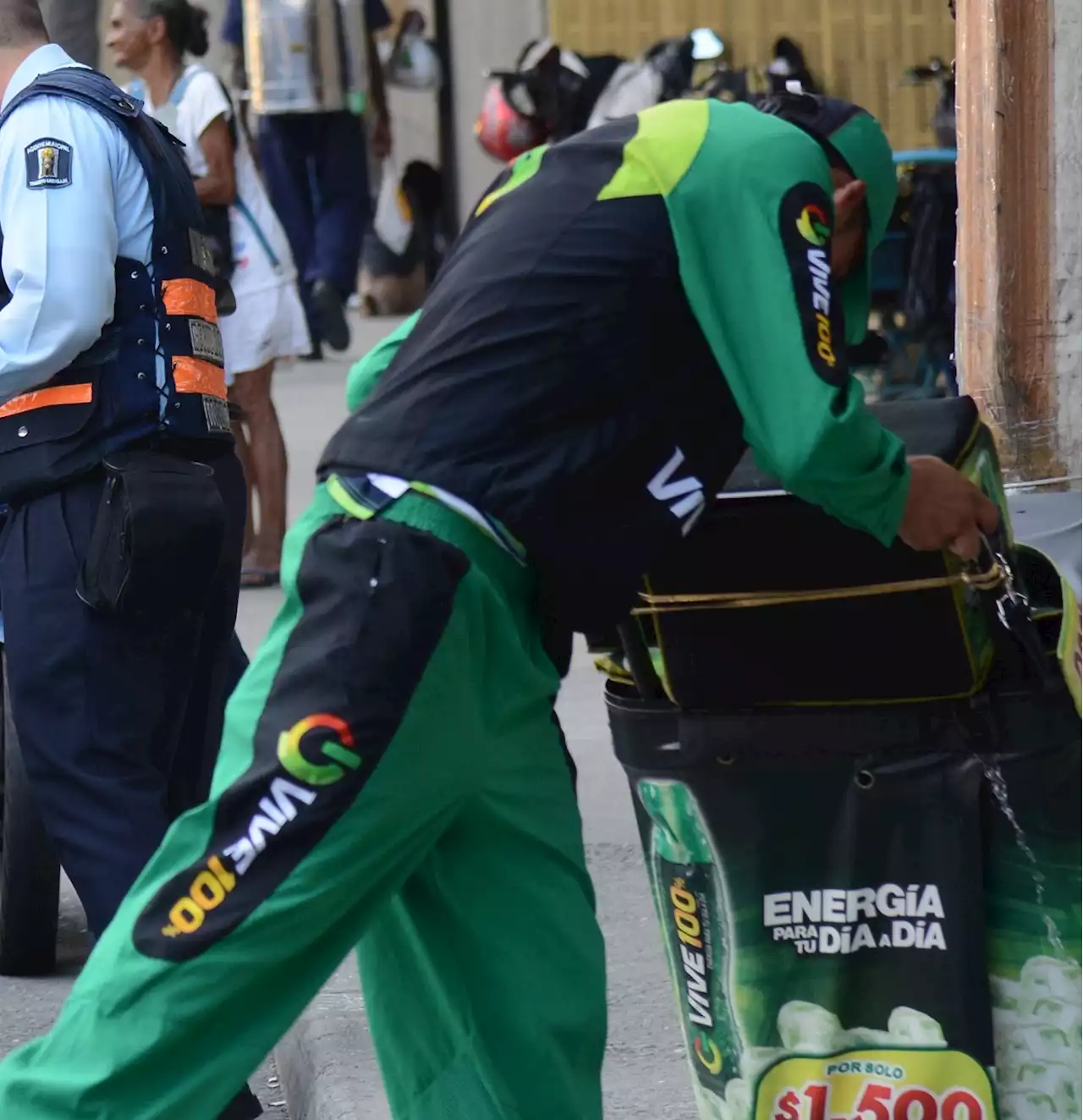 Vendedor de Vive 100 en Colombia revela cuánto gana por cada botella que vende - Pulzo