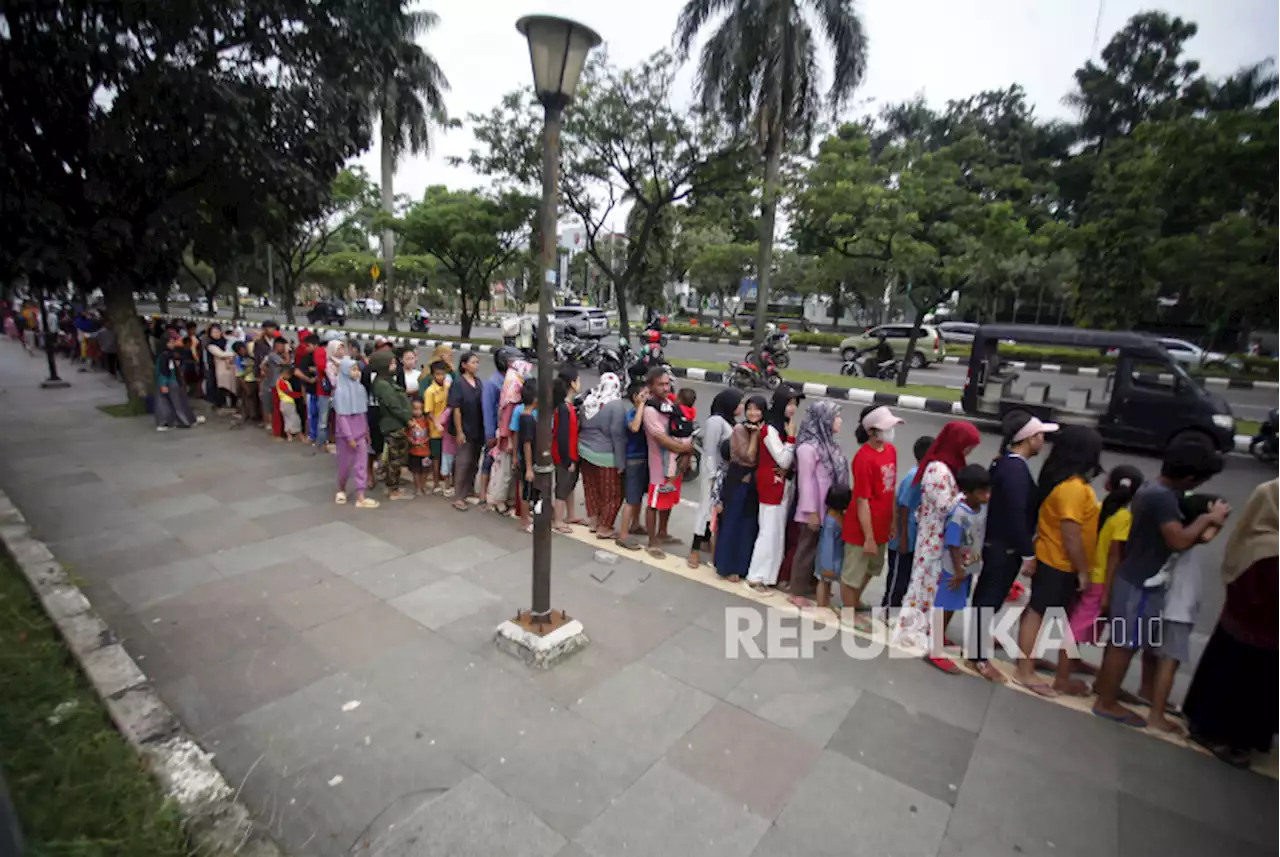 Antrean Pembagian Takjil oleh Pemkab Bogor |Republika Online