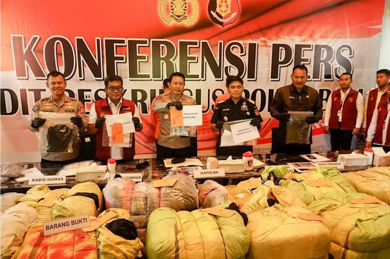 Bea Cukai Bersinergi dengan Polri Amankan 117 Bal Pakaian Bekas Impor | Republika Online