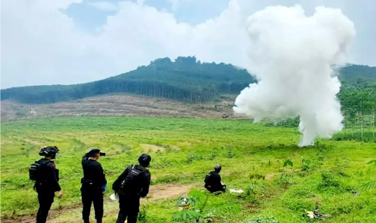 Tim Gegana Polda Jateng Musnahkan 10,3 Kg Bubuk Mesiu Bahan Petasan |Republika Online