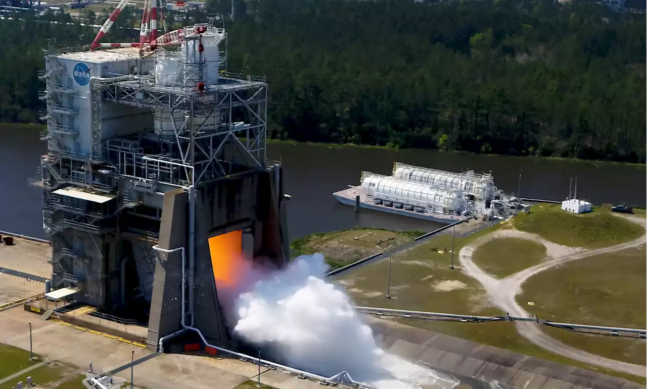 NASA Conducts Long Duration Hot Fire Test of Redesigned RS-25 Moon Rocket Engine