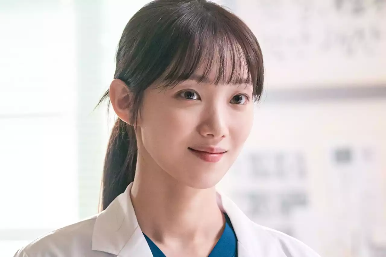 Lee Sung Kyung Confidently Returns As A Key Surgeon At Doldam Hospital In “Dr. Romantic 3”