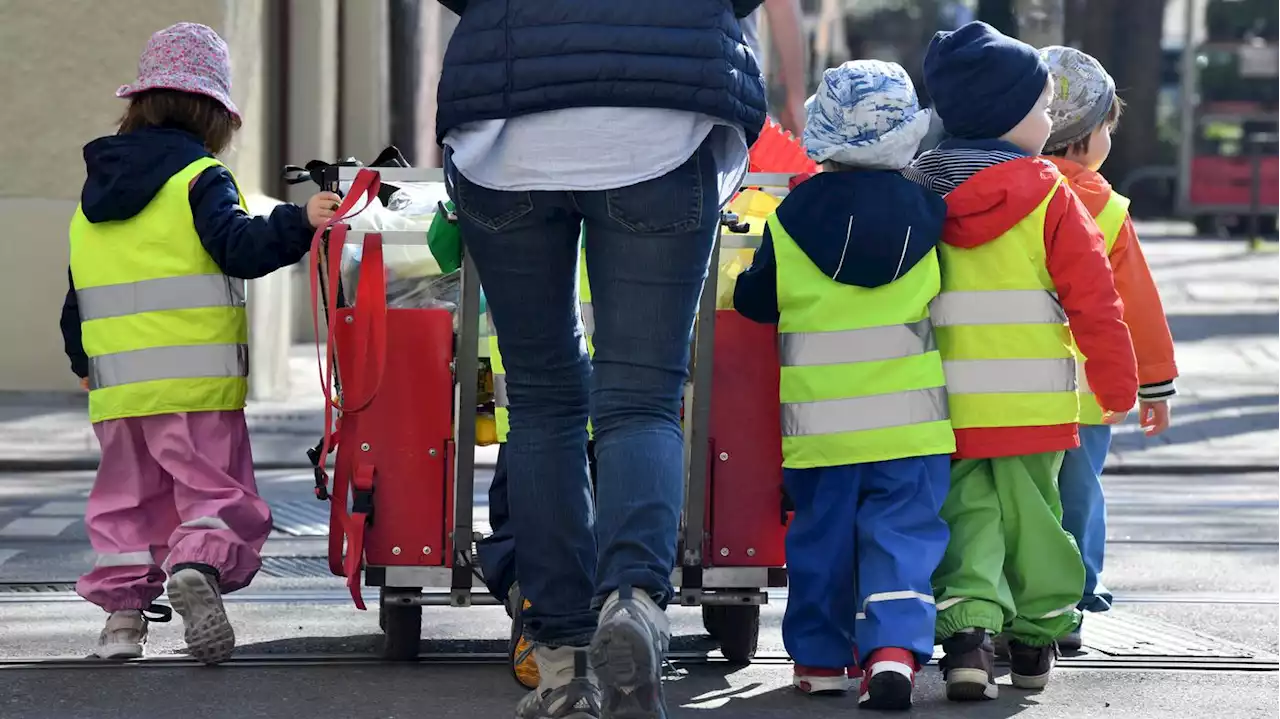 Mahnwache bei Koalitionsverhandlungen: Bündnis für Bildung zieht mit zehn Forderungen vor das Abgeordnetenhaus