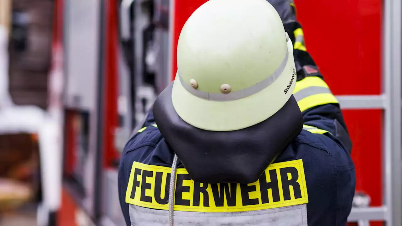 Wand aufgestemmt, Drohne im Einsatz: Feuerwehr befreit Mann in Berlin-Wedding aus Schornstein