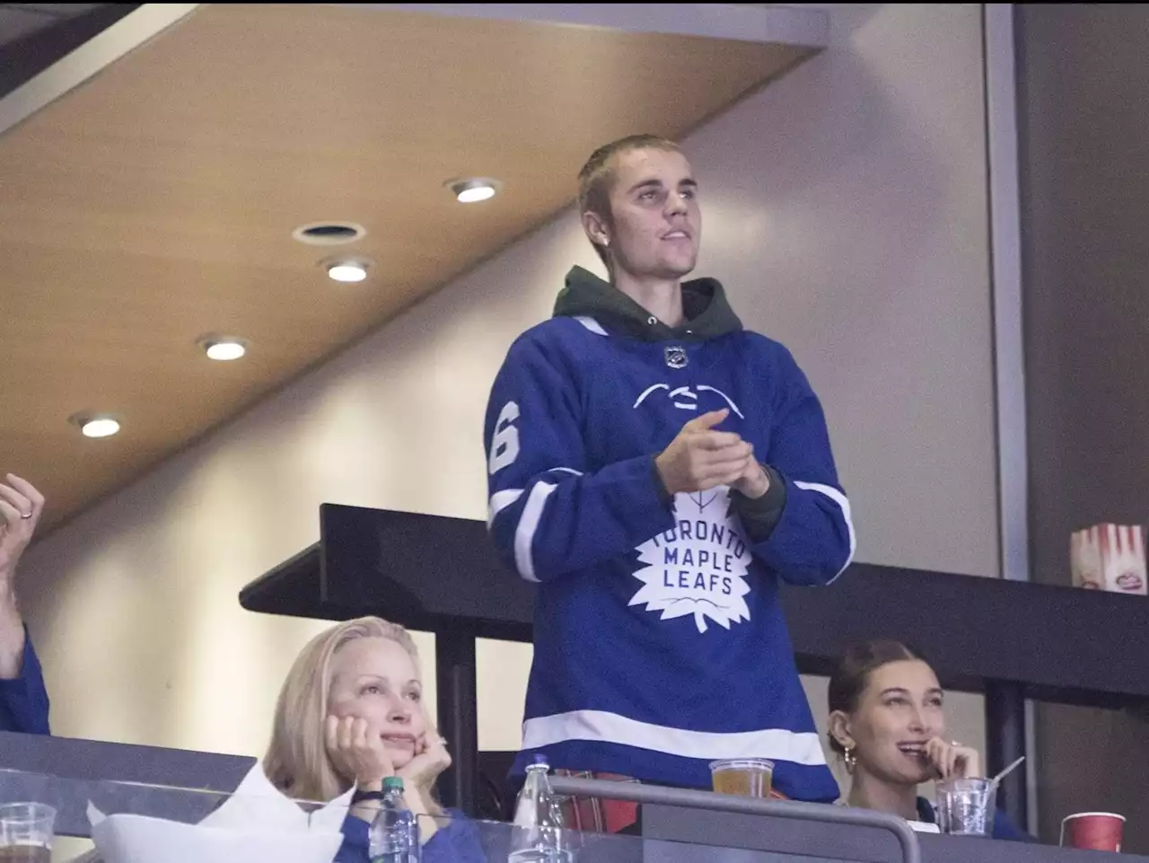 Justin Bieber, Maple Leafs score with new ball hockey program