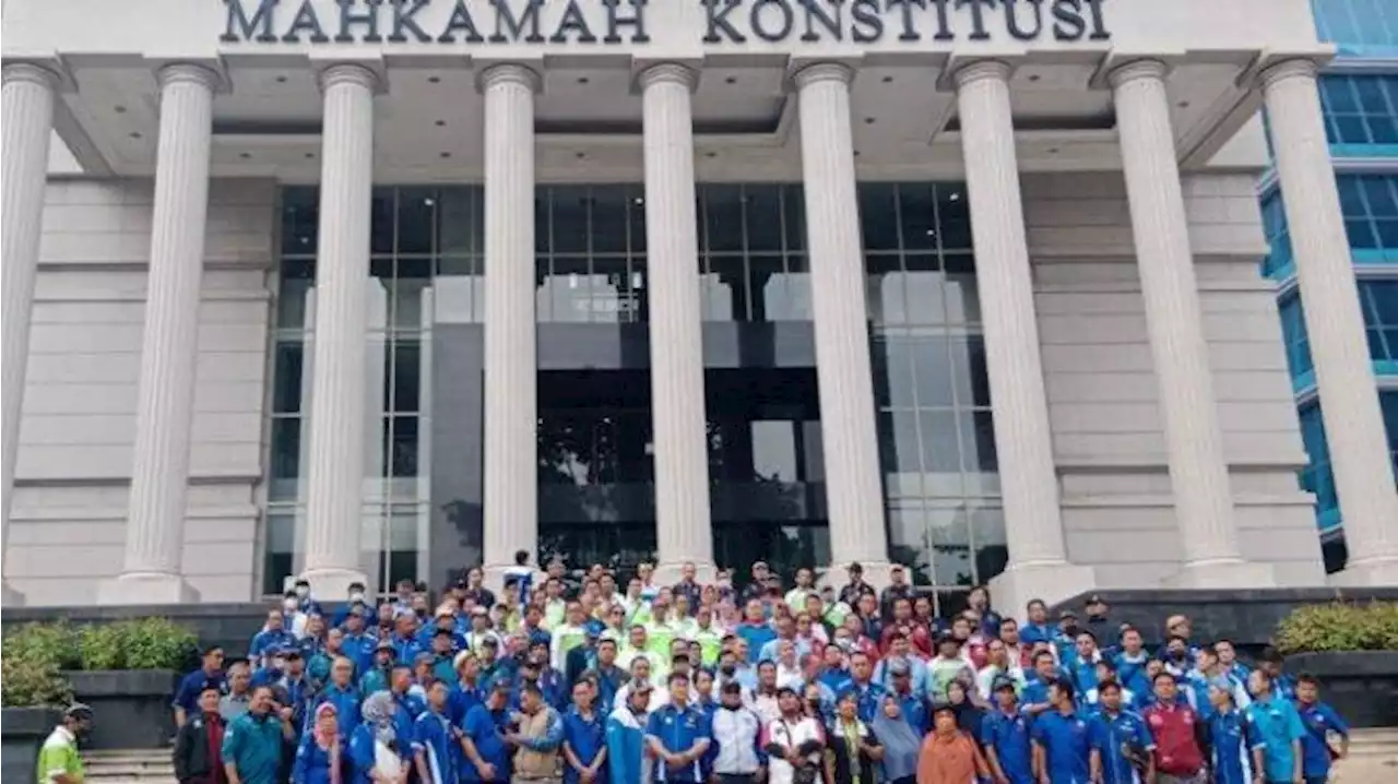 Ratusan Buruh Gruduk MK Minta Saksikan Sidang Uji Materi Perppu Cipta Kerja Secara Langsung - Tribunnews.com