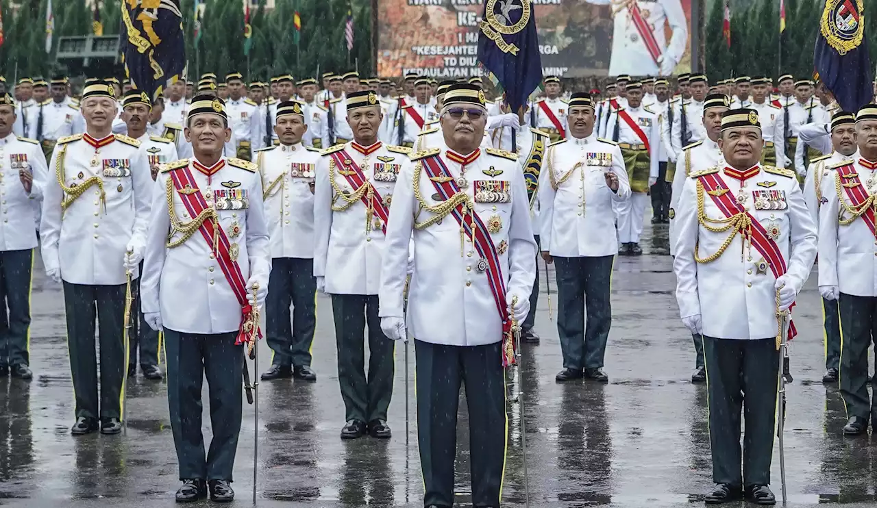 Kadar pakaian istiadat pegawai awam RM3,500, naik lebih 100 peratus