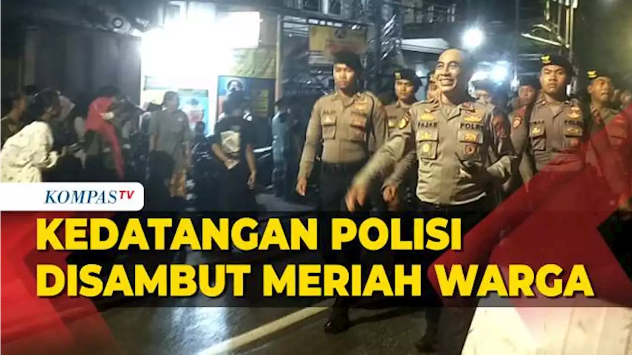 Momen Warga Gembira Sambut Polisi Tiba di Lokasi Kebakaran Pertamina Plumpang