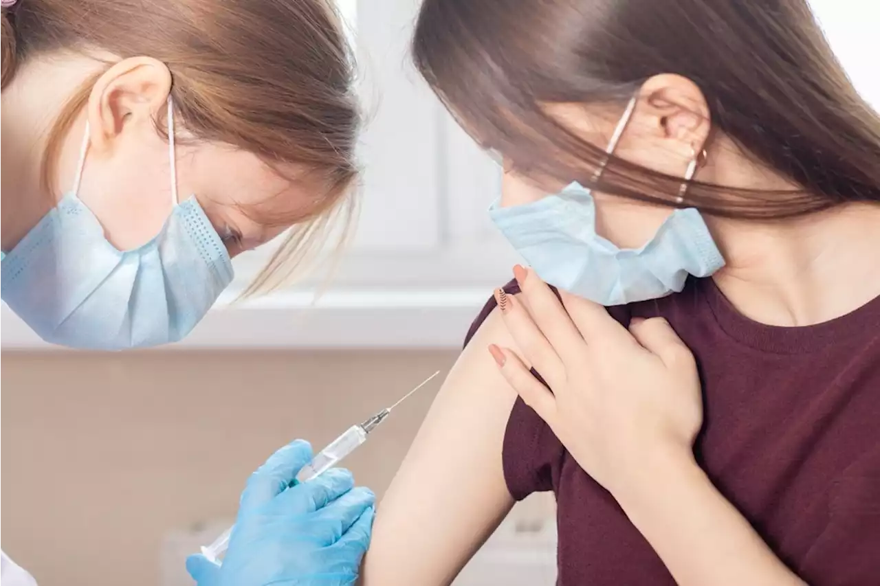 Does the incidence of reported myocarditis or pericarditis after BNT162b2 vaccination vary by age, sex, and inter-dose interval among adolescents aged 12 to 17?