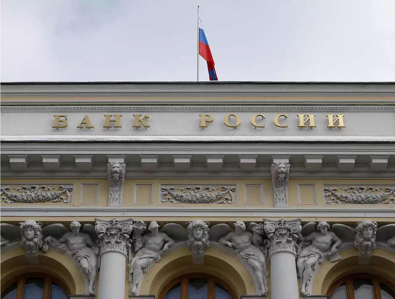 Russia to extend capital controls amid continued economic pressure