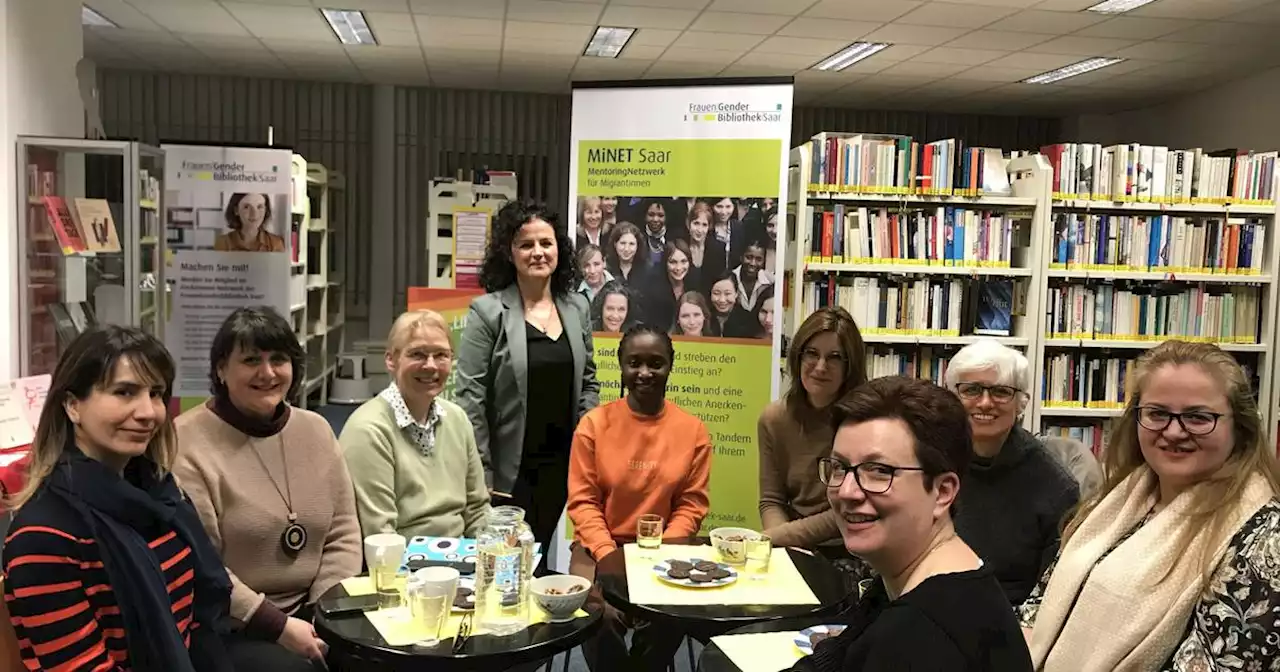 Treffen in der FrauenGenderBibliothek: Frauen helfen Frauen: Mentorinnen unterstützen Migrantinnen in Saarbrücken