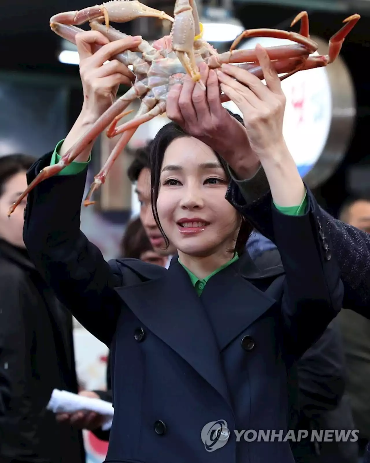 김건희 여사, 포항 죽도시장 방문…하천정화 봉사도 | 연합뉴스