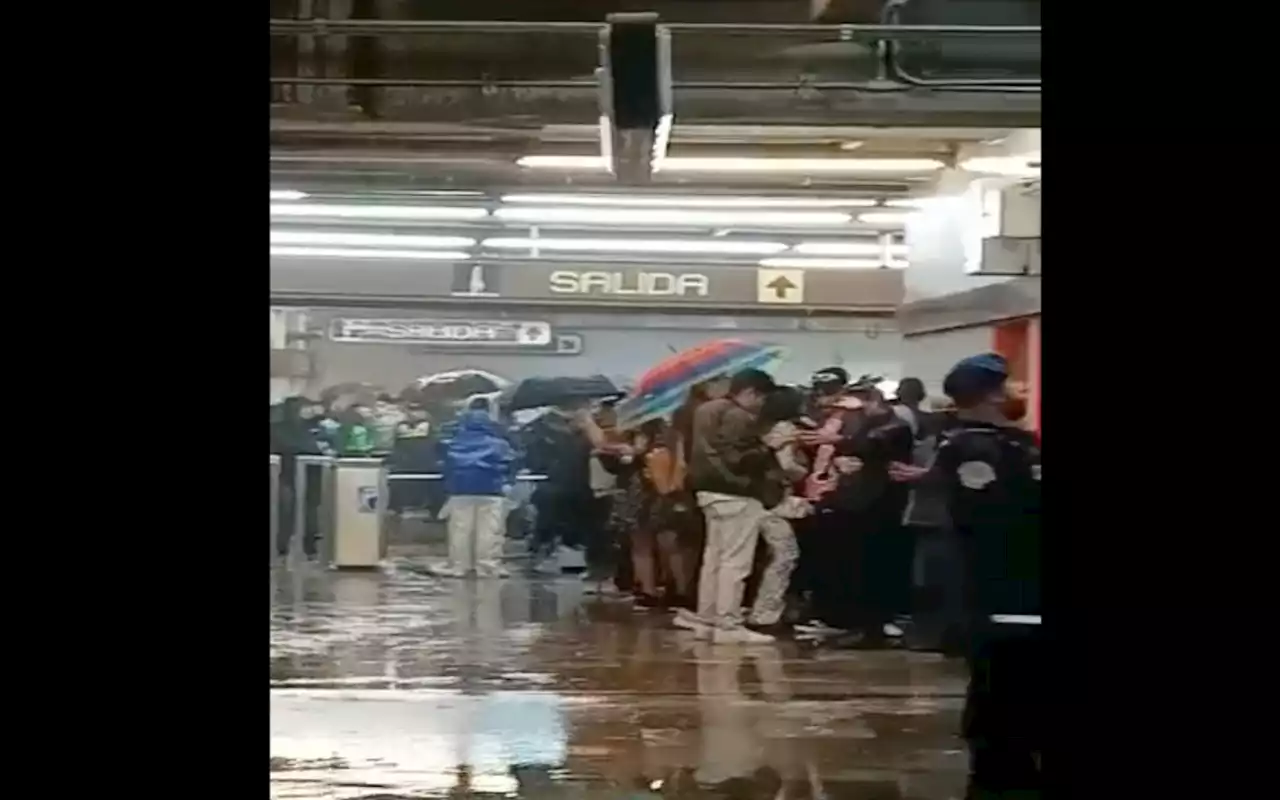 Cae 'aguacero' dentro de la Línea 9 del Metro