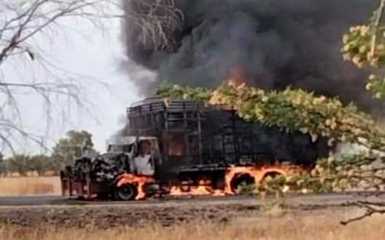 Reportan incendios de vehículos y bloqueos en carreteras de Zacatecas