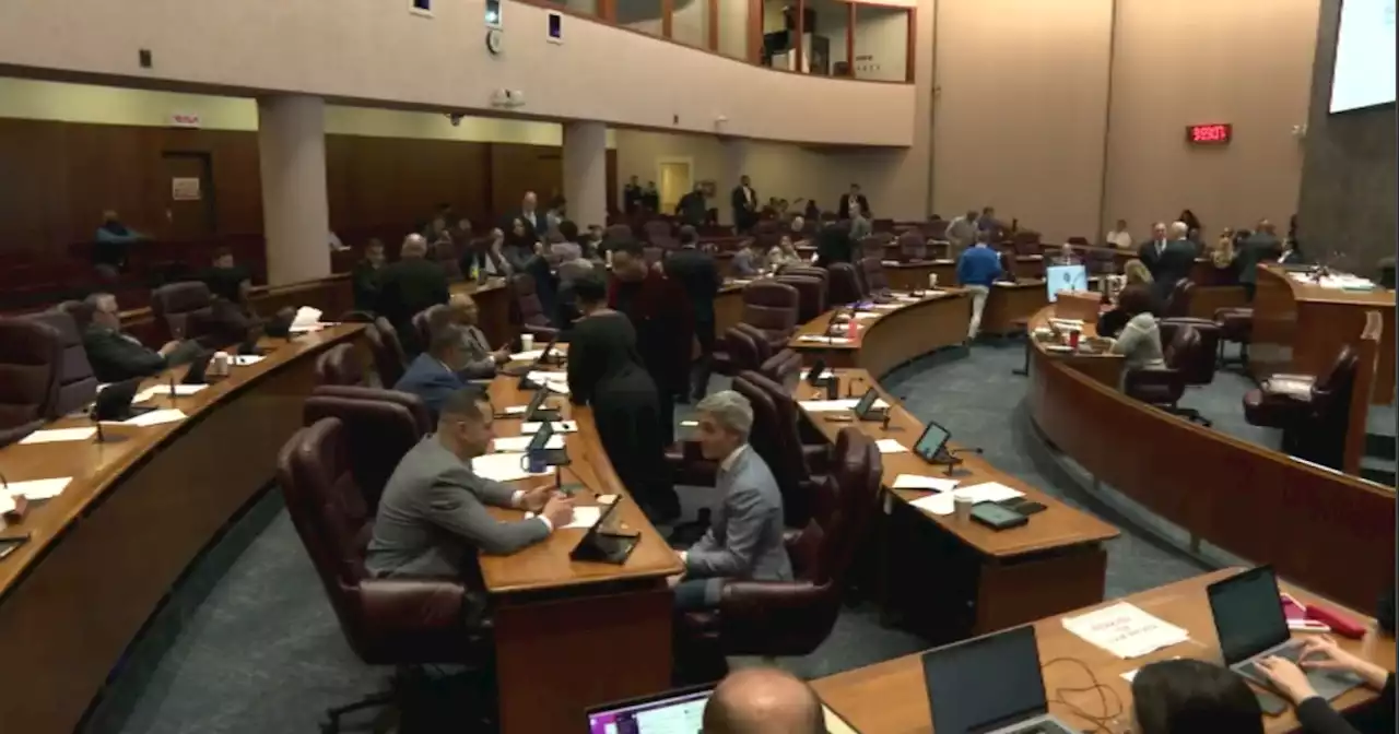 City Council moves to declare independence from the mayor in raucous vote