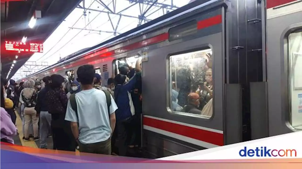 Penuhnya KRL di Jam Pulang Kerja, Ada yang Hampir Nangis karena Tas Kejepit