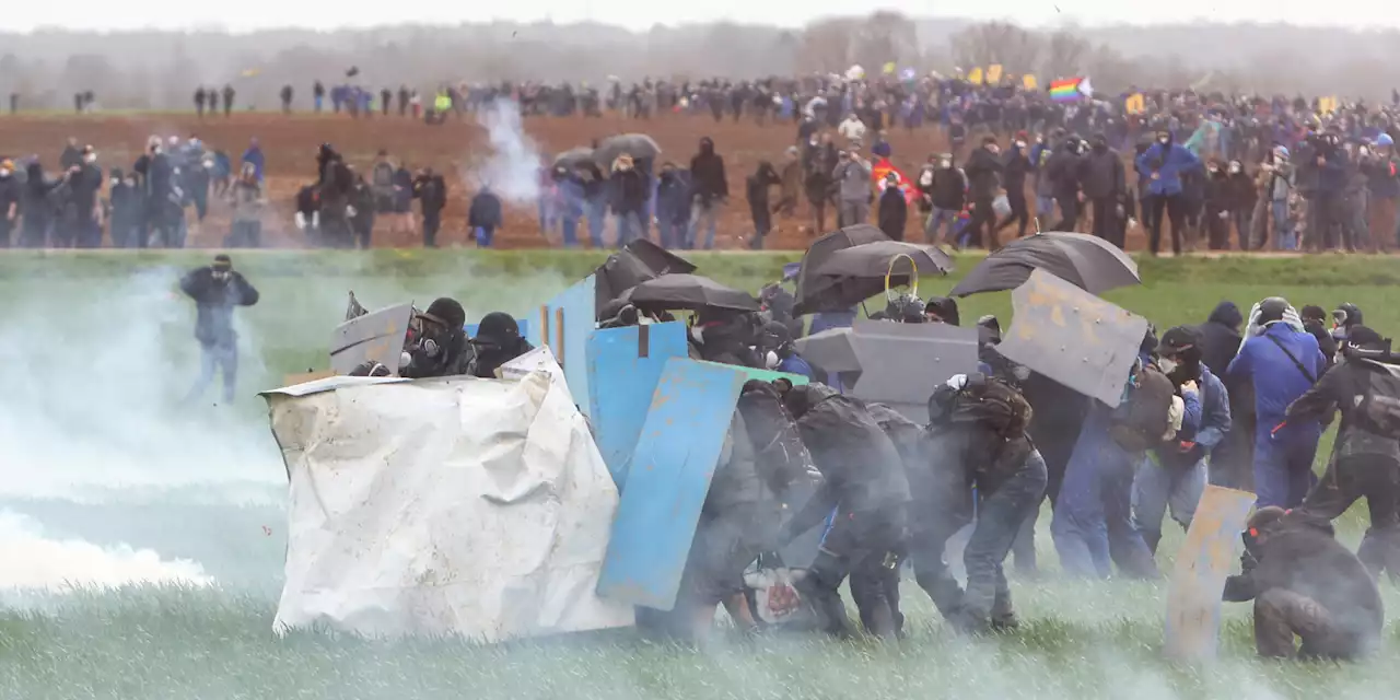 Sainte-Soline : la Défenseure des droits se saisit des cas des deux manifestants grièvement blessés