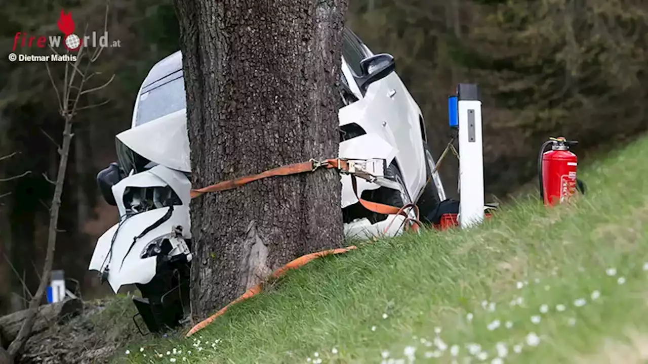 Vbg: Pkw kracht gegen Baum → eine Tote in Dornbirn