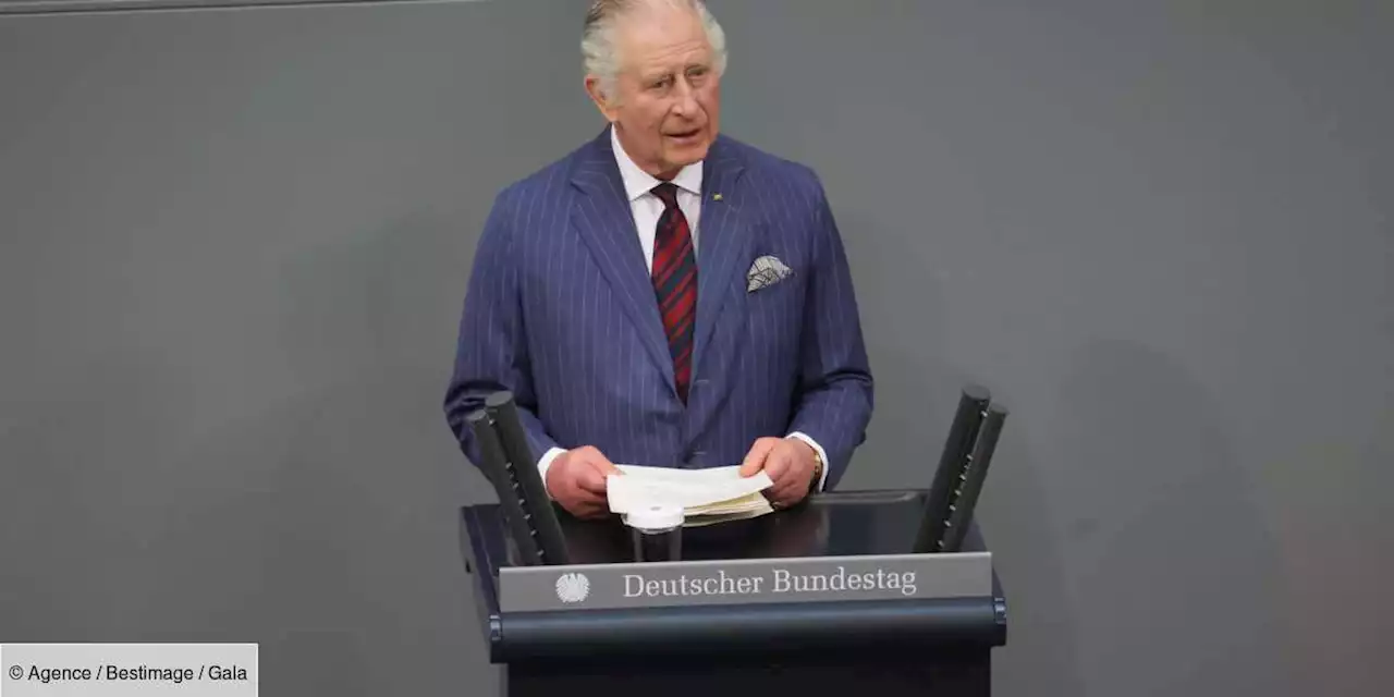 Charles III en Allemagne : son tendre hommage à sa mère Elizabeth II - Gala