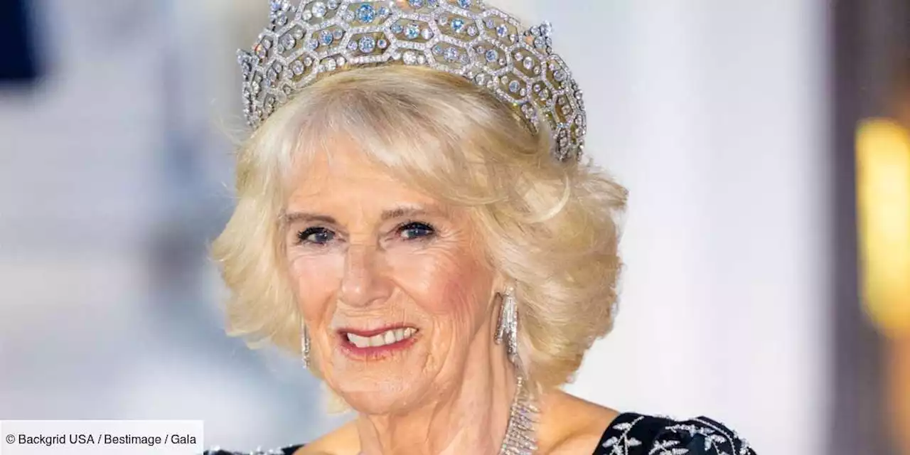 PHOTO – Camilla Parker Bowles éblouissante : tiare, parure de diamants et robe longue brodée, elle ose le total look de souveraine - Gala