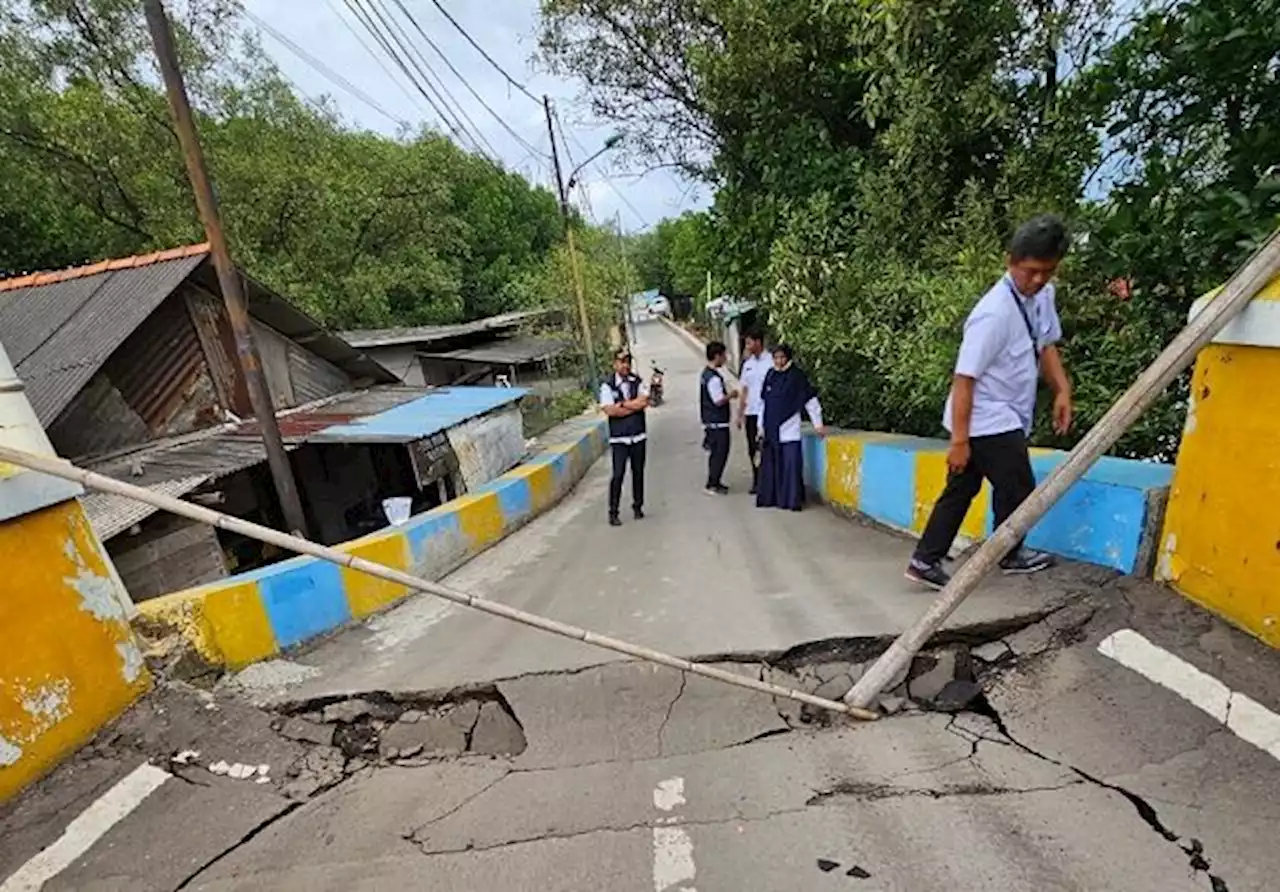 Dua Truk Melintas Bikin Jembatan di Marunda Amblas, Jalan Dialihkan