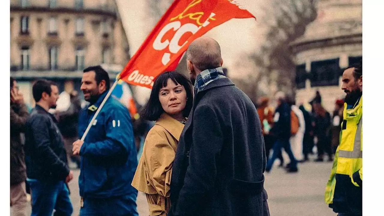 Cette photo poétique d’un couple en manif est digne de Doisneau