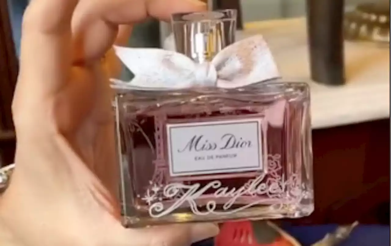 Disney y marcas de perfumes ofrecen souvenir único