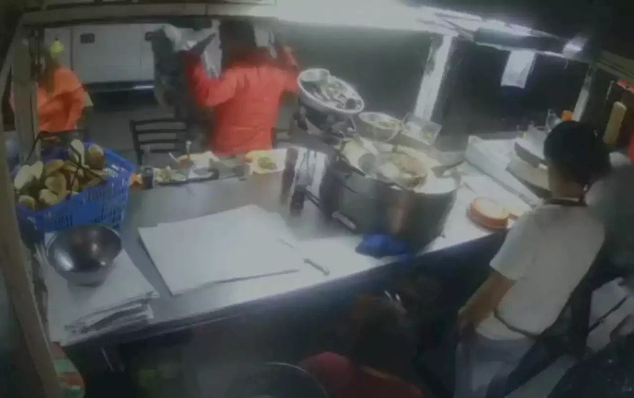 Encañonan a hombre mientras comía tacos y le roban camioneta en Puebla