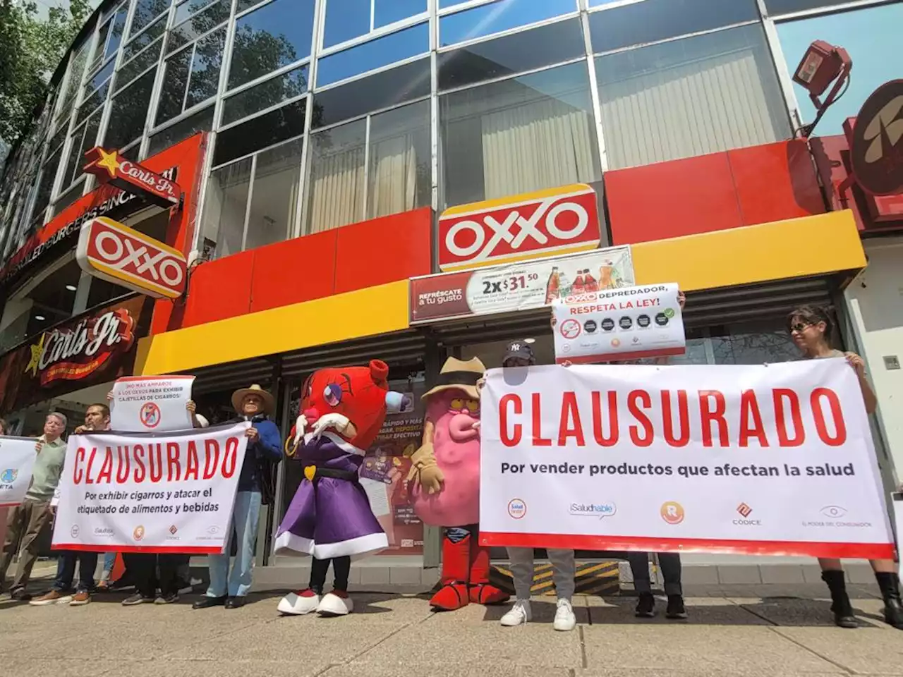 Organizaciones 'clausuran' Oxxo por exhibir cajetillas de cigarros