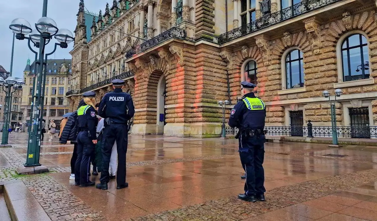 Vor Königsbesuch: „Letzte Generation“ schlägt am Hamburger Rathaus zu