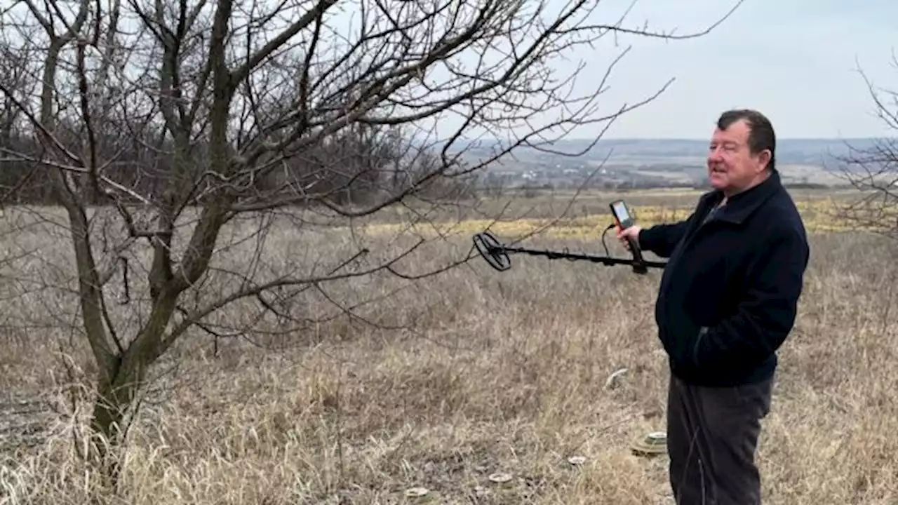 Boer trekt mijnen met blote handen uit de grond