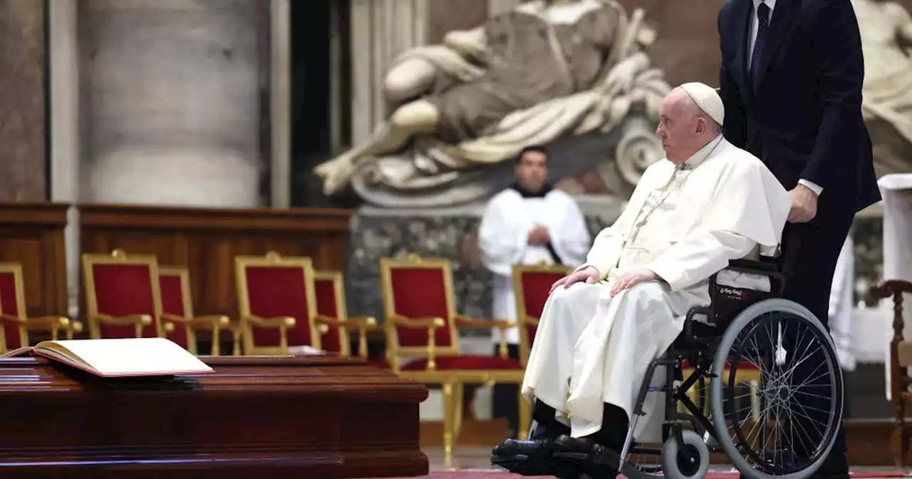 El Vaticano confirma que el Papa sufre una infección respiratoria, pero excluye el COVID-19