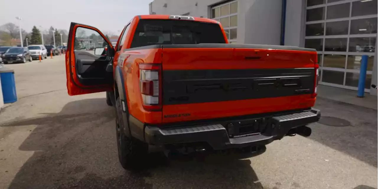 Straight-Piped Ford F-150 Raptor R Sounds Predictably Insane