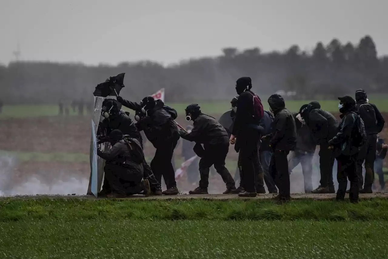 Affrontements à Sainte-Soline : des manifestants étaient « simplement venus pour faire la guerre », affirme Macron