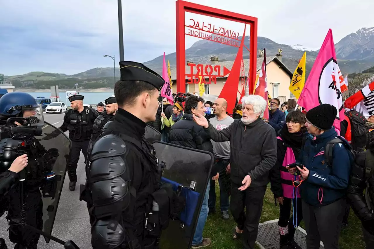 Visite d’Emmanuel Macron dans les Hautes-Alpes : tensions avec des manifestants, deux interpellations