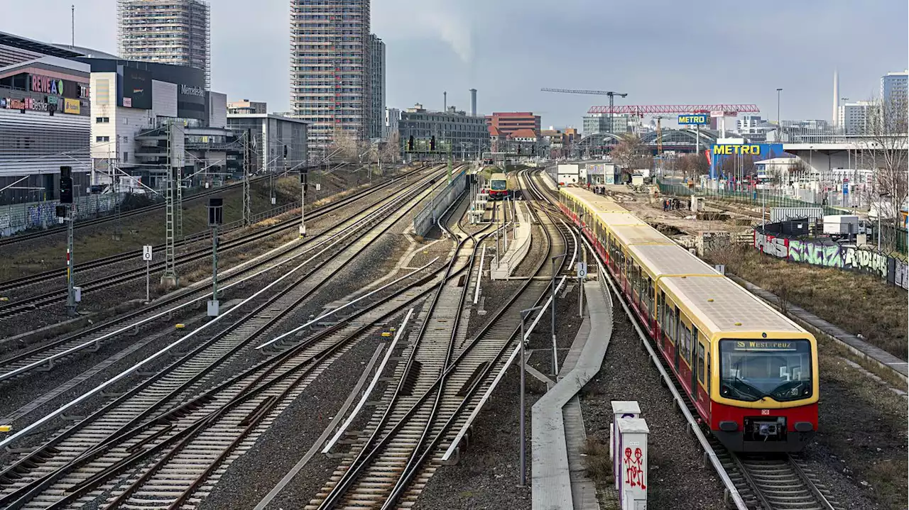 Großeinsatz der Berliner Polizei: Gerüst droht, auf Gleise zu stürzen – Bahnhof Warschauer Straße wird geräumt