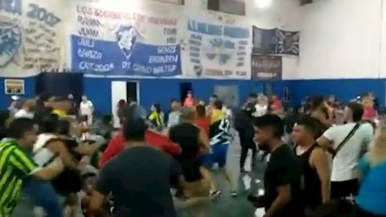 Video: Un partido de baby fútbol terminó a las piñas