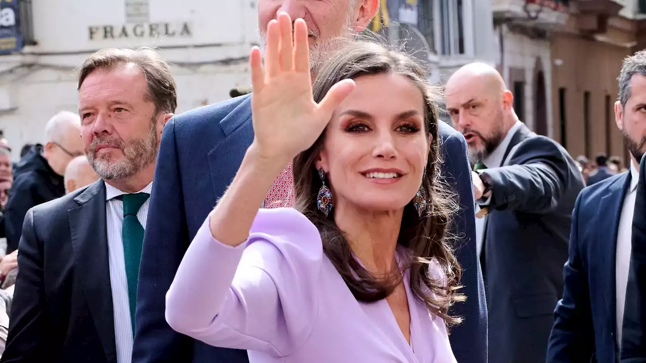 La reina Letizia muestra cómo llevar el color jacaranda esta Primavera 2023