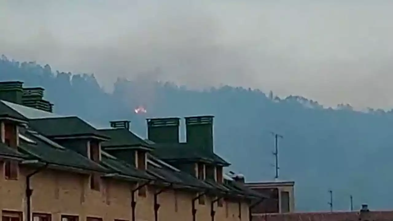 Las llamas del incendio en Asturias llegan a las puertas de Oviedo: arde el Monte Naranco