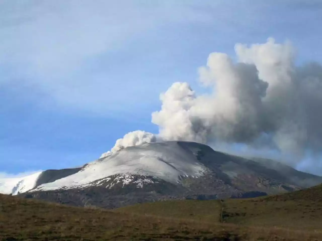 Petro pide que alcaldes alisten protocolos ante alerta naranja del Nevado del Ruiz